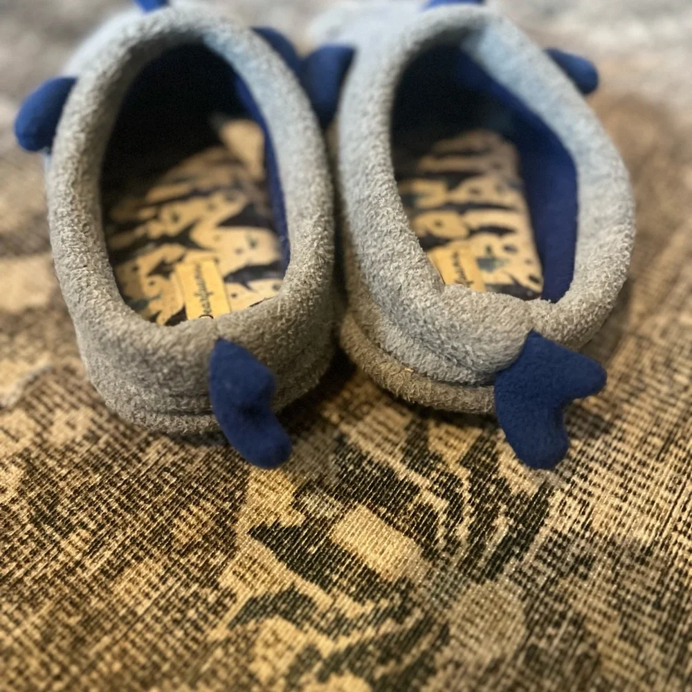 Dearfoams SHARK 🦈 Slippers 4/5Y